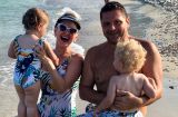 Family look: Катя Бужинская, ее муж и их двойняшки нарядились в одинаковые купальные костюмы