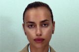 По-простому: Ирина Шейк снялась для обложки Vogue в объемном свитере и без макияжа