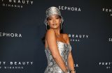 Короче некуда: Рианна вышла в свет в мини-платье от Versace с анималистическим принтом
