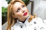Немного пикантности: Тина Кароль сверкнула глубоким декольте