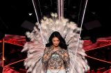Без слез не обошлось: Адриана Лима в последний раз вышла на подиум Victoria’s Secret