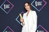 Икона стиля: Виктория Бекхэм в идеальном белом костюме появилась на People's Choice Awards