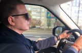 Самый лучший папа: Юрий Горбунов учит маленького сына водить машину