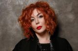 Украинская Малефисента? Ирина Билык позирует в черном костюме и странном головном уборе