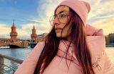 Экс-холостячка Роза Аль-Намри позирует в сексуальном платье-ночнушке