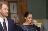 Роскошно! Беременная Меган Маркл вышла в свет в блестящем платье с разрезом и с яркой помадой