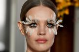 В цветах и с перьями на глазах: Наталья Водянова блистает на показе Valentino