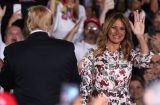 Настроение - весна! Мелания Трамп восхитила цветущим видом во время нового выхода