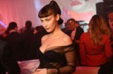 С короткой челкой и в прозрачном платье: Белла Хадид блистает во время бала-маскарада Dior