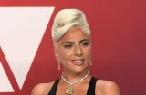 В полотенце и с огромным колье Tiffany: Леди Гага сфотографировалась после душа