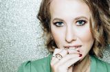 Какие ноги! Ксения Собчак вышла в свет в платье с откровенным разрезом