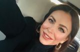 В кожаном наряде и с букетом алых роз: Ани Лорак выглядит великолепно на новом фото