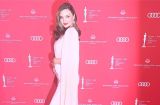 Вся сияет! Миранда Керр подчеркнула округлившийся живот облегающим платьем в пол