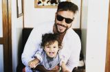 Это слишком! В сети шокированы голым снимком героя шоу "Холостяк" с маленькой дочкой