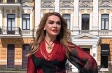 Роскошная женщина: Ольга Сумская позирует в эффектном платье в пол с красными розами