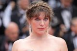 Экстравагантно! Милла Йовович вышла в свет в блестящем платье с длинным шлейфом и глубоким декольте