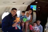 Он снова вместе с семьей: Криштиану Роналду улетел отдыхать с любимой и четырьмя детьми