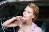 Соблазнительно: Ольга Фреймут позирует в постели в одной лишь мужской рубашке