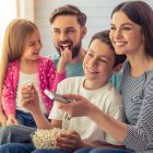 Сім'я дивиться серіал