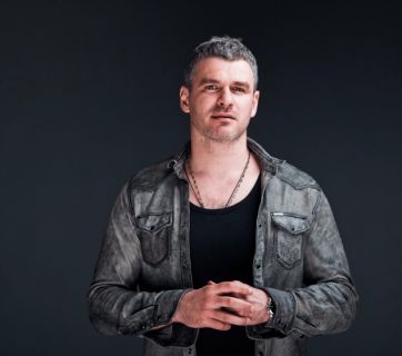 "На сцену вийде вже не він": Мирзоян и Положинский презентовали песню к годовщине смерти Кузьмы