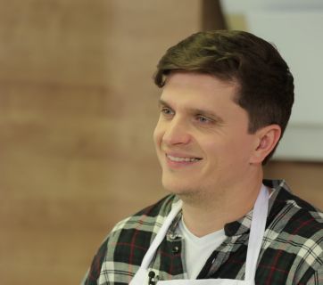 Анатолий Анатольевич в фартуке
