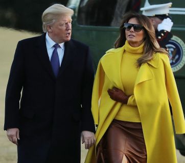 Больше красок! Мелания Трамп появилась на публике в кожаной юбке желтом пальто