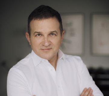 Юрий Горбунов на карантине играет на пианино и гитаре