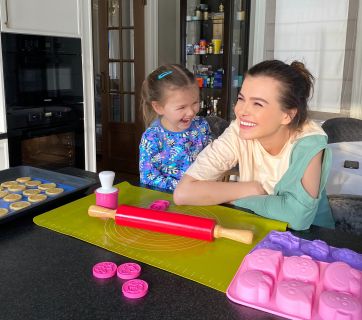 Елена Темникова и ее дочь Саша дома на карантине