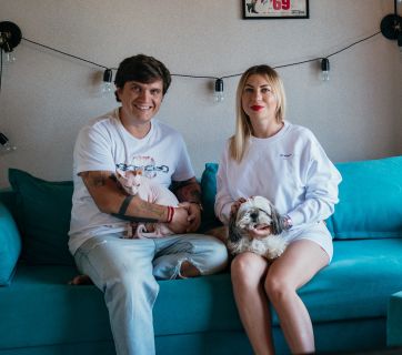 Анатолій Анатоліч та його дружина Юла з котом і собакою