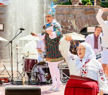 Верка Сердючка танцует на Крещатике