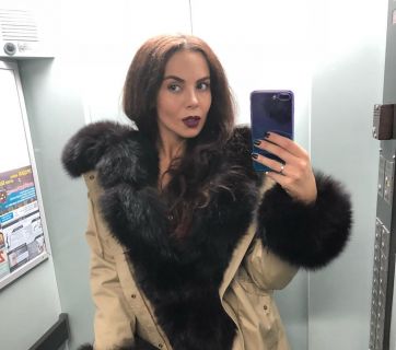 Настя Каменских в колготках в сетку и кожаной юбке