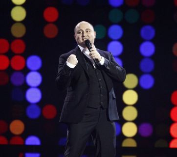 Юрий Ткач взорвал публику "Голоса країни" хитом "Я і Сара": кто обернулся к комику?