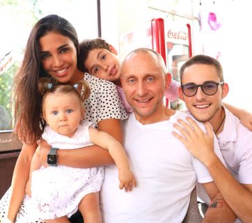 Санта Димопулос с мужем и детьми