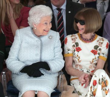 Неожиданно: 91-летняя королева Елизавета II посетила модный показ в Лондоне