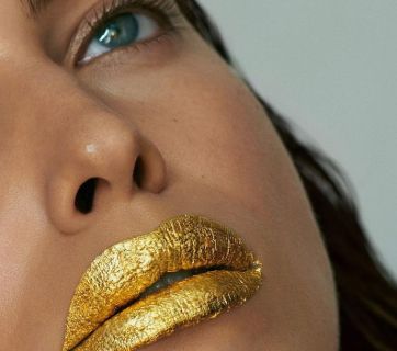Ирина Шейк с золотыми губами