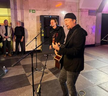 U2 в Україні: Боно та Едж заспівали у київському метро