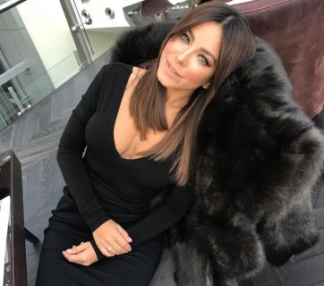 Три поколения на одном фото: Ани Лорак растрогала снимком с мамой и дочкой