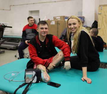 Полякова відвідала поранених військових ЗСУ