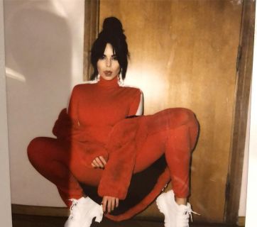 Sexy girl: Настя Каменских позирует в соблазнительном образе  с глубоким декольте