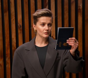Смеяться и плакать: KOLA написала ироническую песню об отсутствии отца в ее жизни