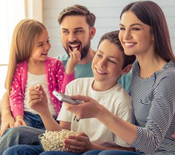 Семья смотрит сериал