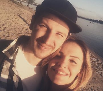 Свечи по всей комнате и слезы радости: MamaRika рассказала о романтичном предложении руки и сердца