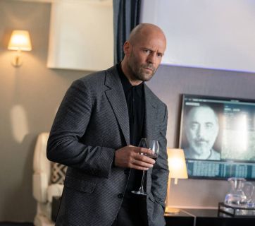 Кадр із фільму «Операція "Фортуна": Мистецтво перемоги»