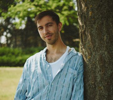 Писал во время ночных обстрелов: Иван Люленов представил трогательный сольный трек