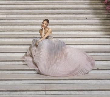 Ариана Гранде очаровала Париж в винтажном платье Givenchy на премьере «Wicked: Чародейка. Часть 2»