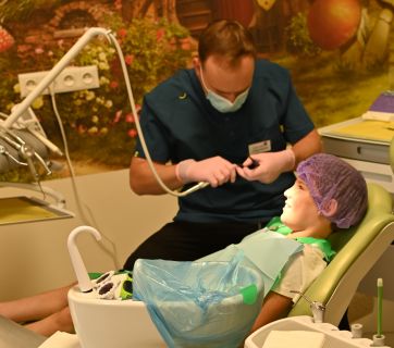 Сироти з Дніпропетровщини почали стоматологічне лікування, гроші на яке зібрала Наталія Холоденко