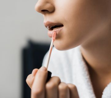 Почему блески для губ должны быть безопасными: важные факты и ингредиенты, которых стоит избегать