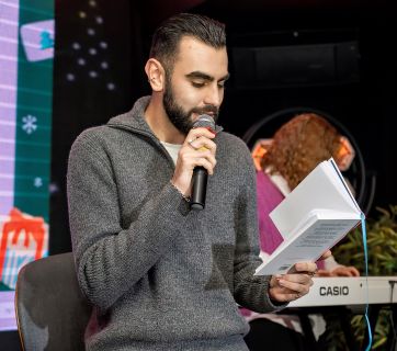 Посвящение Adam и дебют финалиста «Голоса страны»: как прошел благотворительный литературный вечер