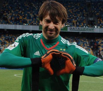 В этот день родился украинский футбольный тренер, бывший футболист и вратарь Александр Шовковский.