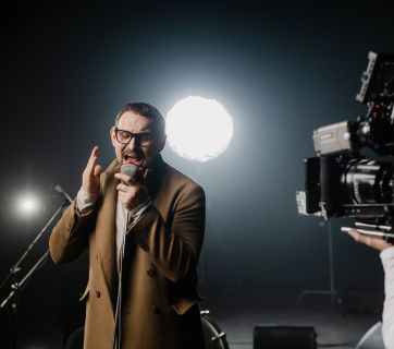 Жадан, Фагот, Тайра, Трегубова и украинские военные в новом клипе «Другої Ріки»